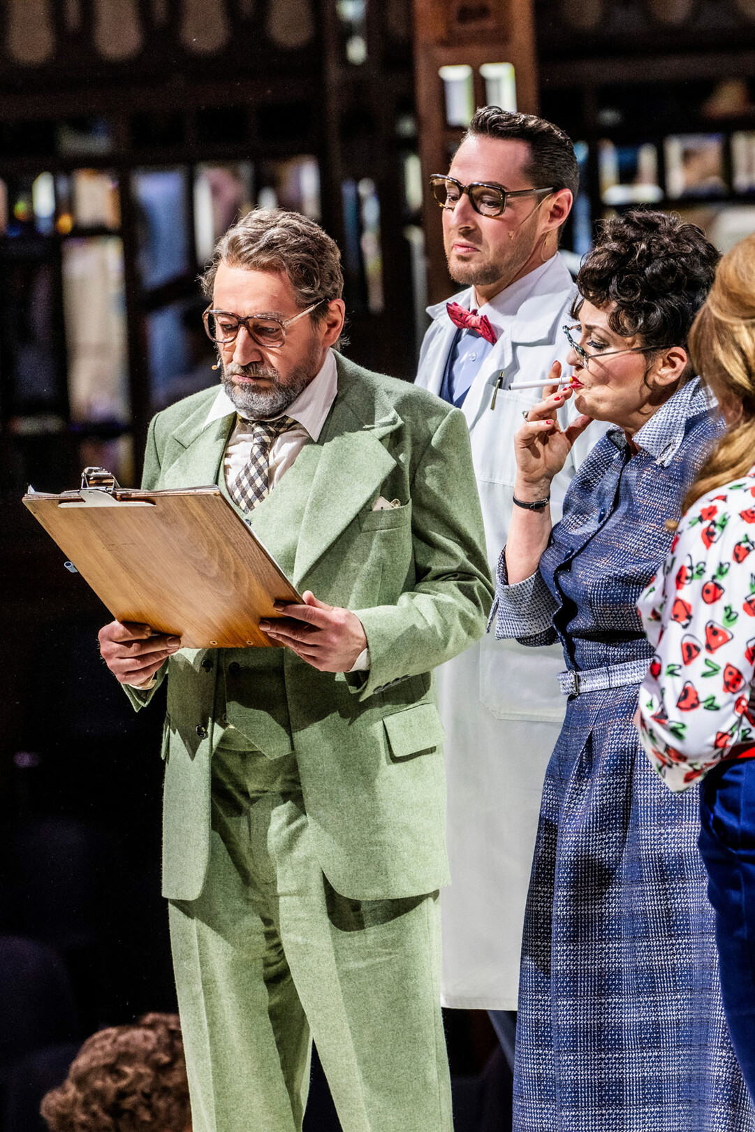 Thorsten Merten als Robert Kuckuck, im Hintergrund Johannes Dunz als Heinz Stubnick und Andreja Schneider als Emma Puhlmann in Messeschlager Gisela