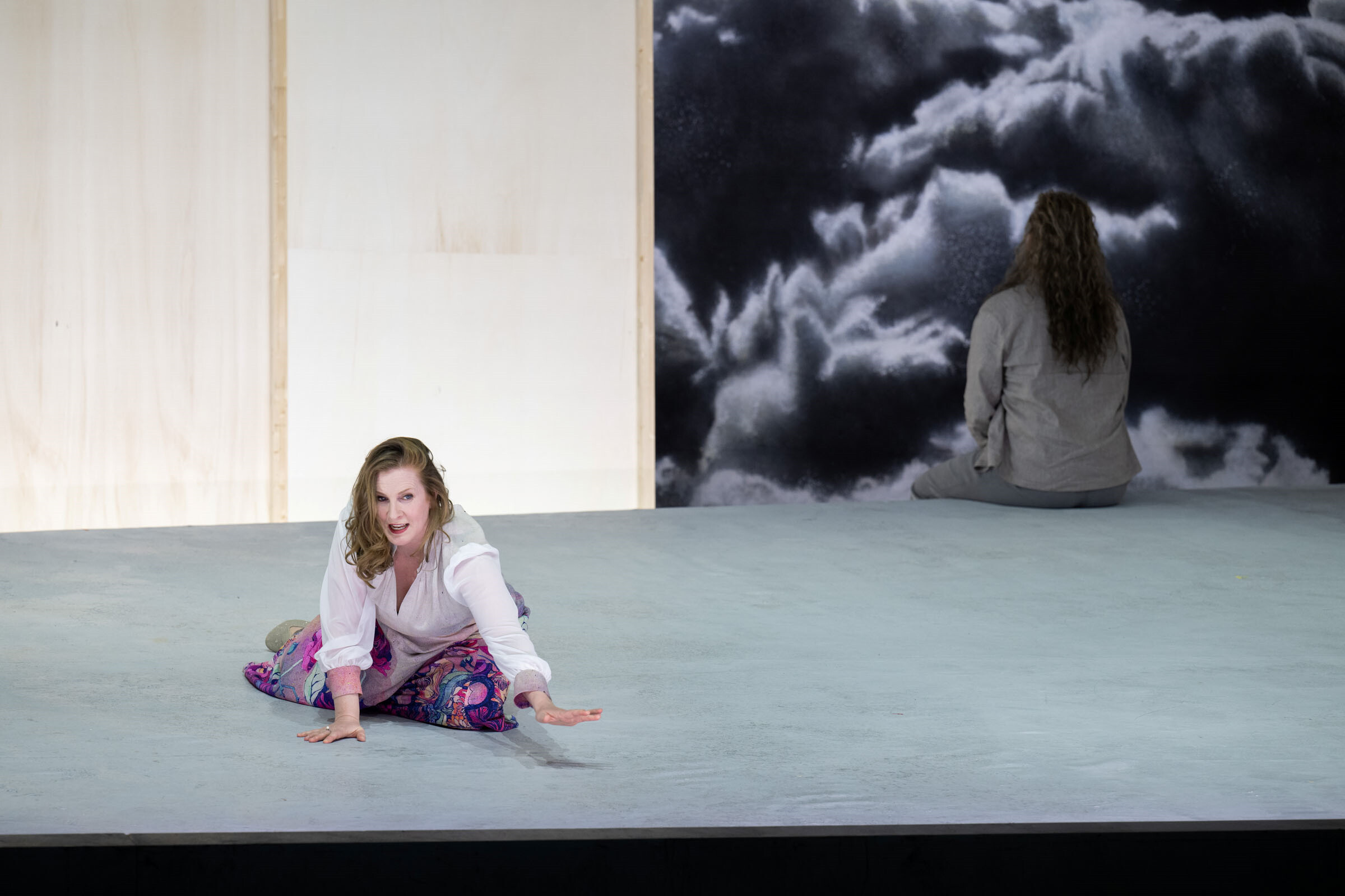 Paula Murrihy als Dejanira kriechend auf Bühnenboden, im Hintergrund Brandon Cedel als Hercules mit Rücken zugewandt