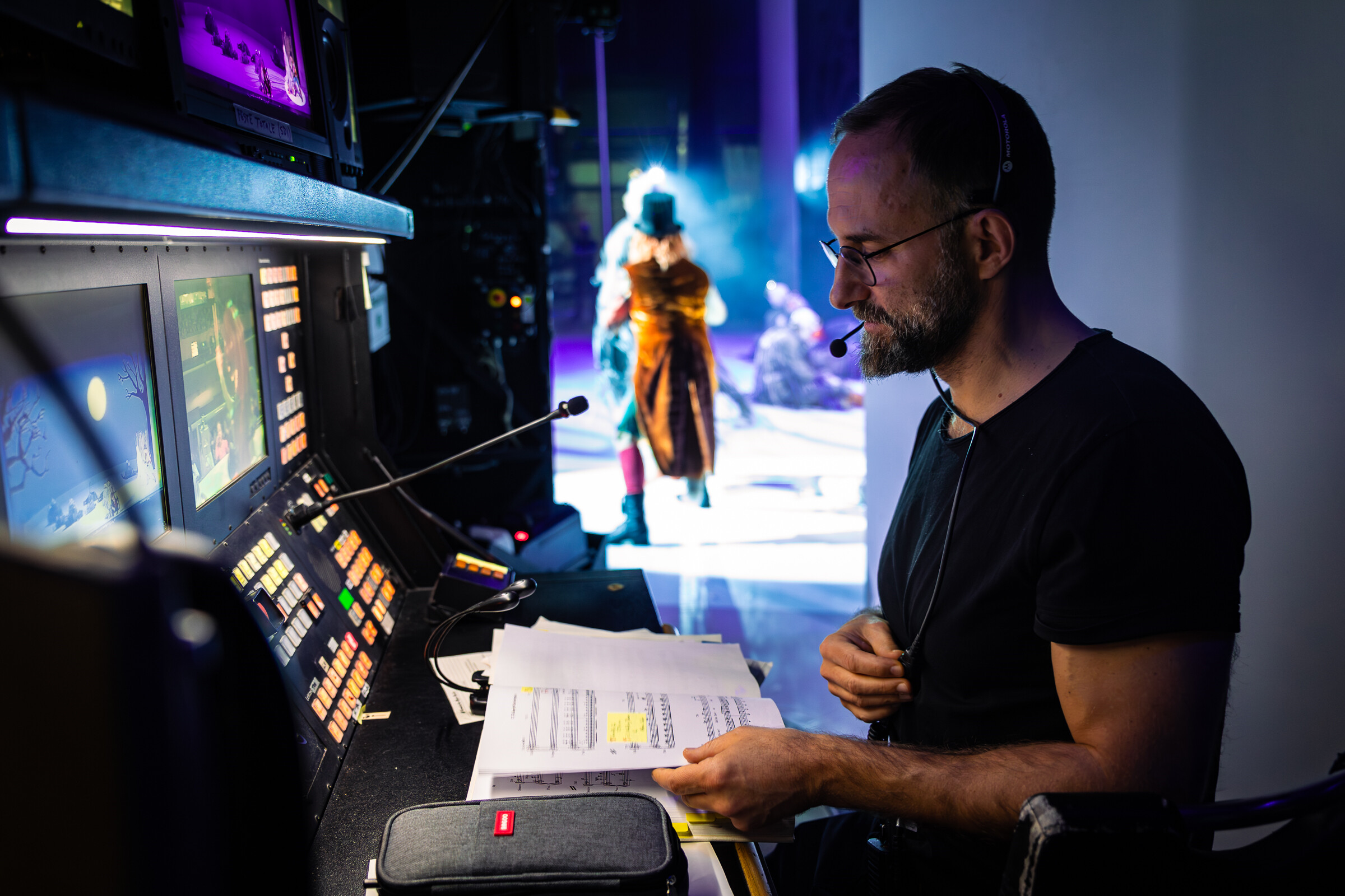 Inspizient Axel Baer am Inspizietenpult, vor ihm das Notenbuch mit Notizen der Kinderoper 'Nils Holgerssons wundersame Abenteuer'