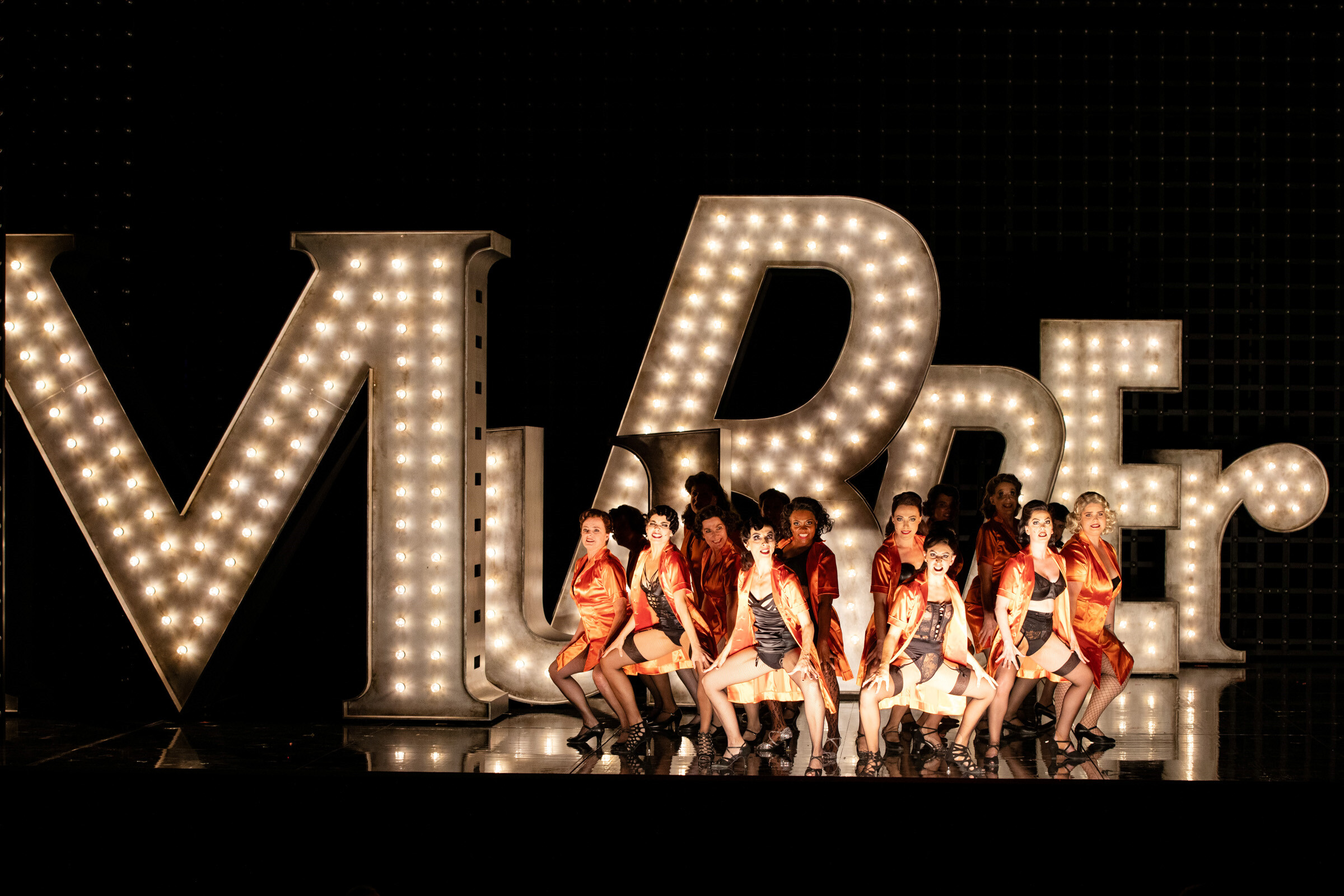 Tänzerinnen sowie Katharine Mehrling als Roxy Hart und Ruth Brauer-Kvam als Velma Kelly auf Bühne Komische Oper Berlin, Szene aus Chicago