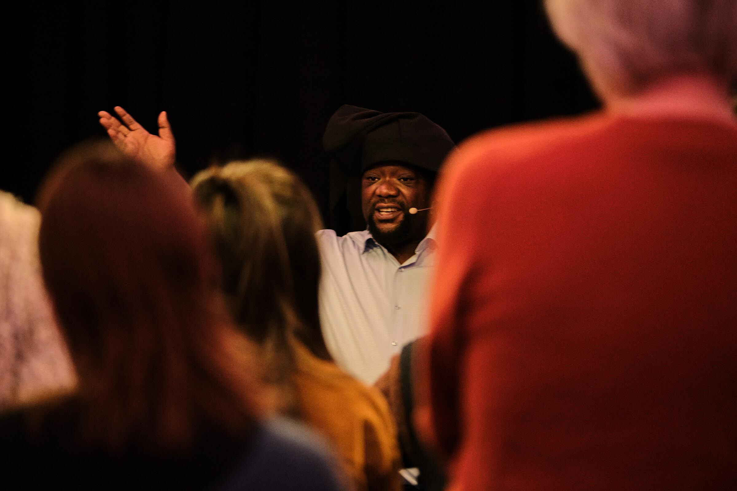 Darsteller umringt von Teilnehmern