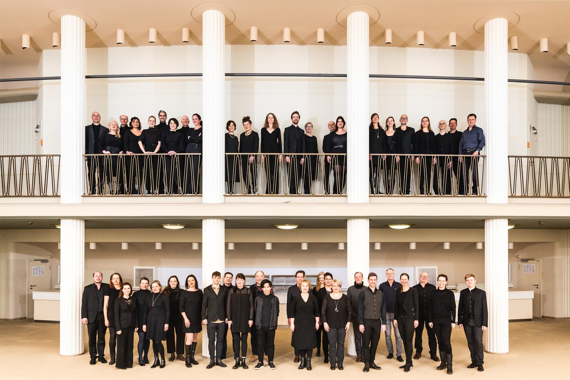 Chorsänger:innen im Foyer des Schillertheaters