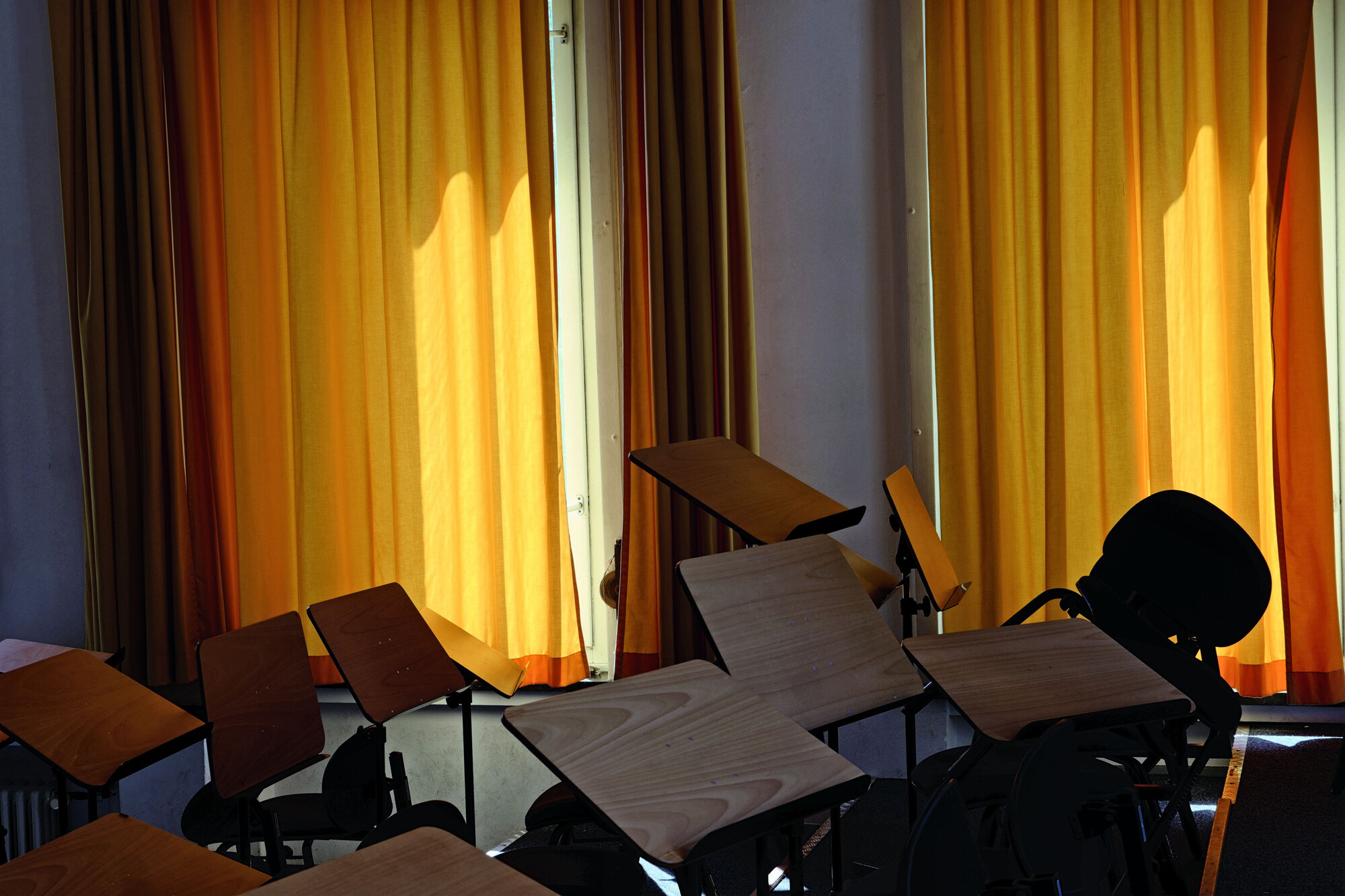 Blick auf helle Wand mit goldenem Lüftungsgitter
