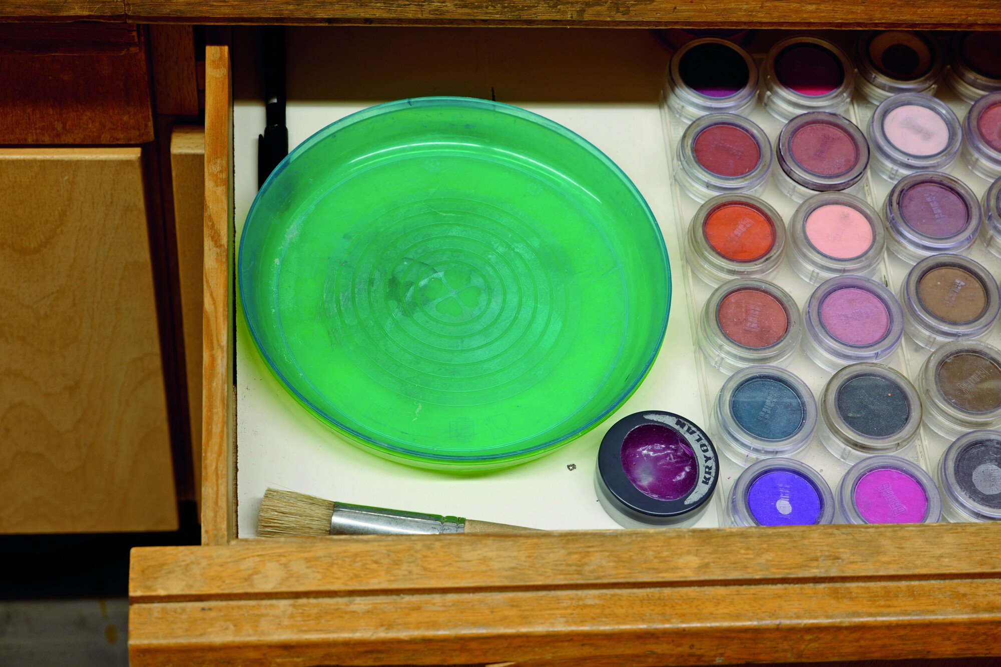 Schblade mit Schminkfarben