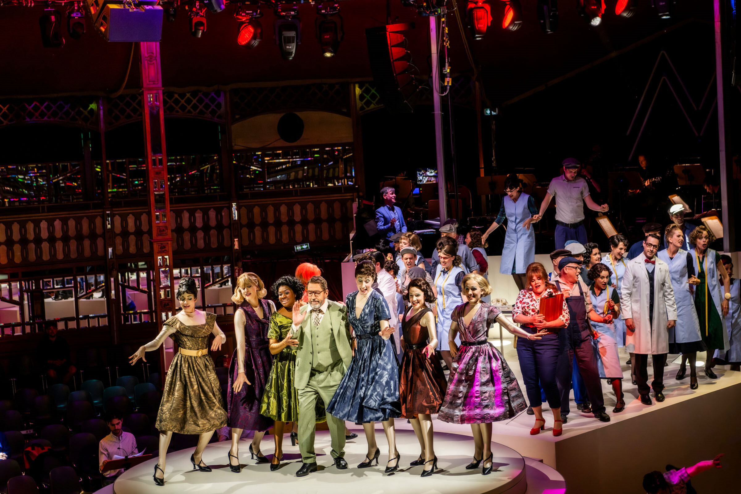 Tänzer:innen und Chorsolisten der Komischen Oper Berlin in Messeschlager Gisela