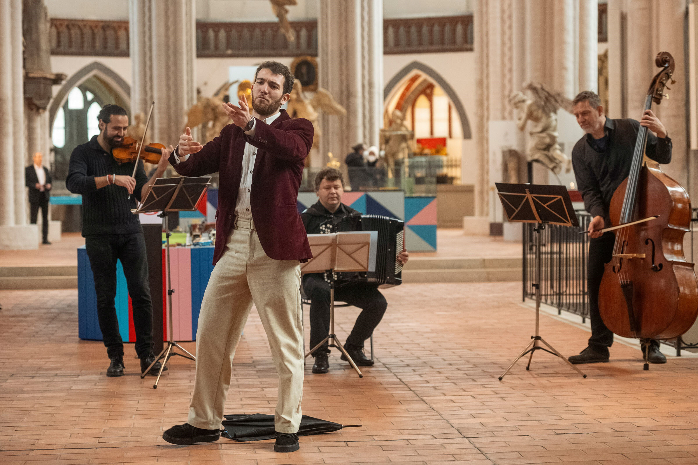 Musiker:innen und Darsteller:innen der Komische Oper Berlin in einem Gemeindehaus