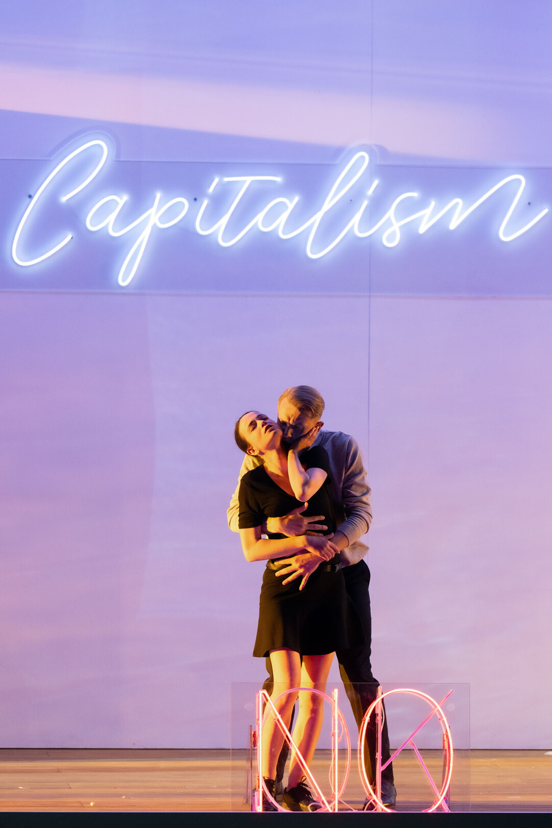 Hubert Zapiór als Graf Almaviva umarmt Penny Sofroniadou als Susanna


