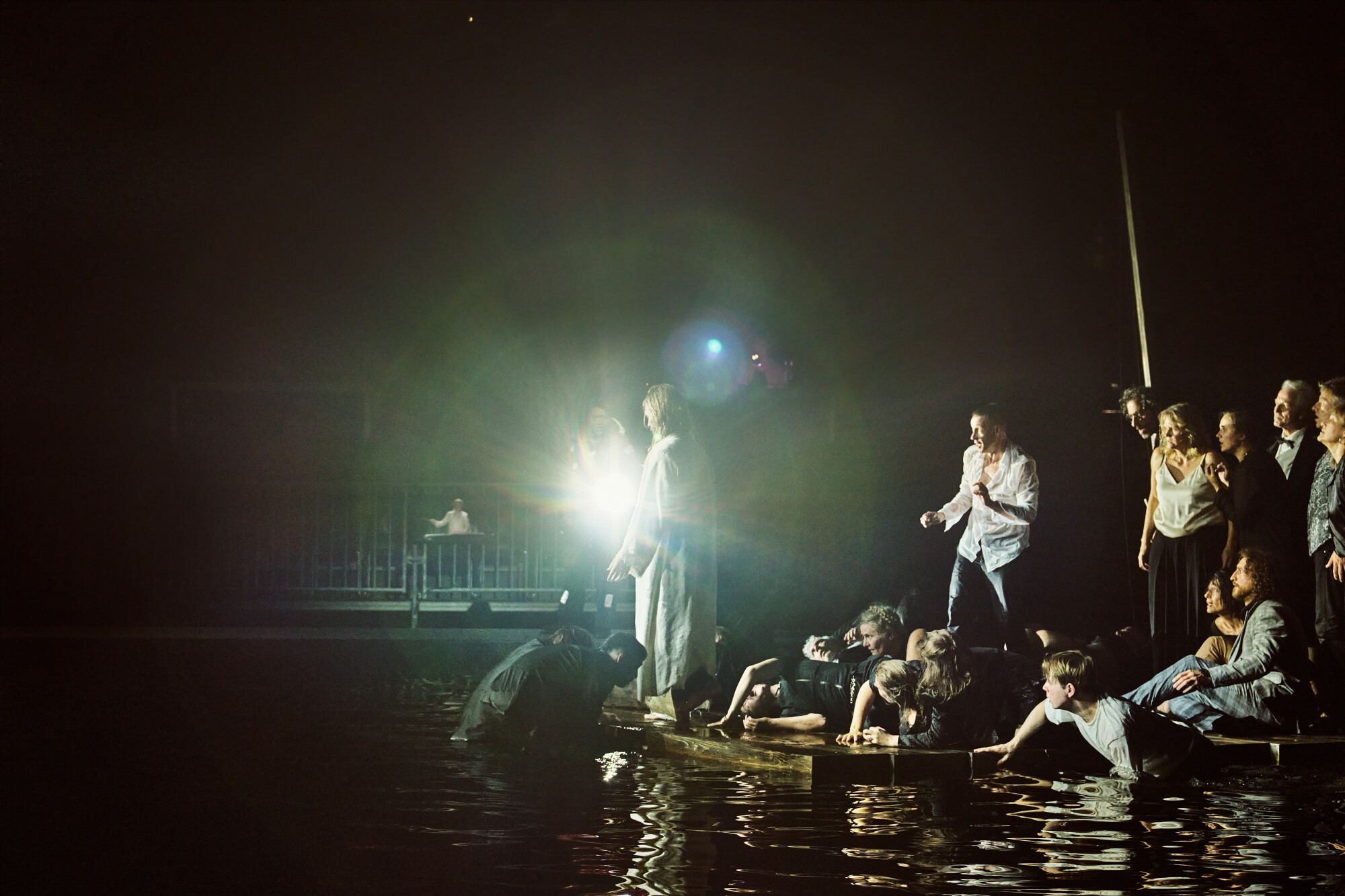 Menschengruppe auf Floß