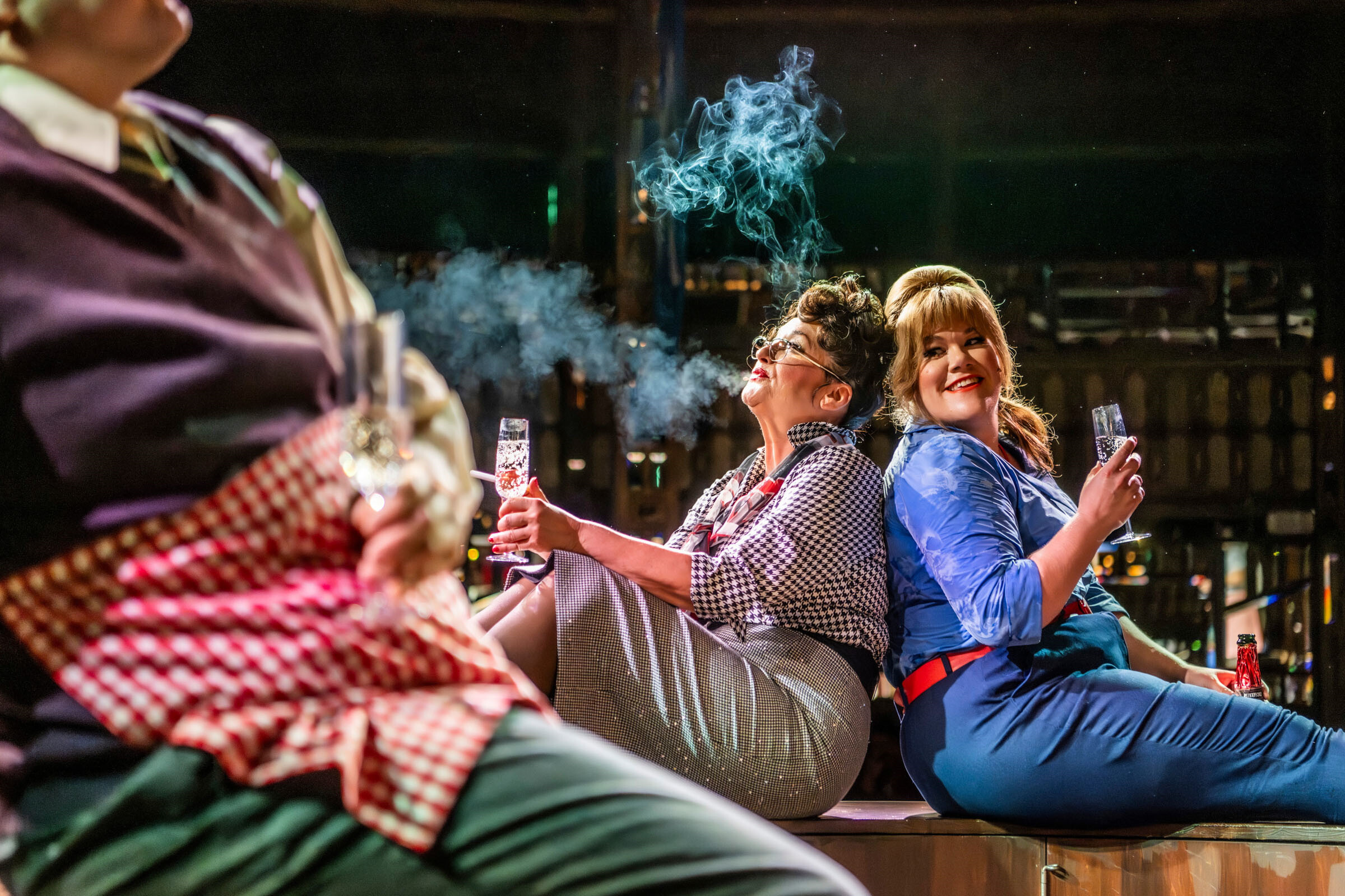 Andreja Schneider als Emma Puhlmann und Gisa Flake als Gisela in Messeschlager Gisela auf Bühne Komische Oper Berlin