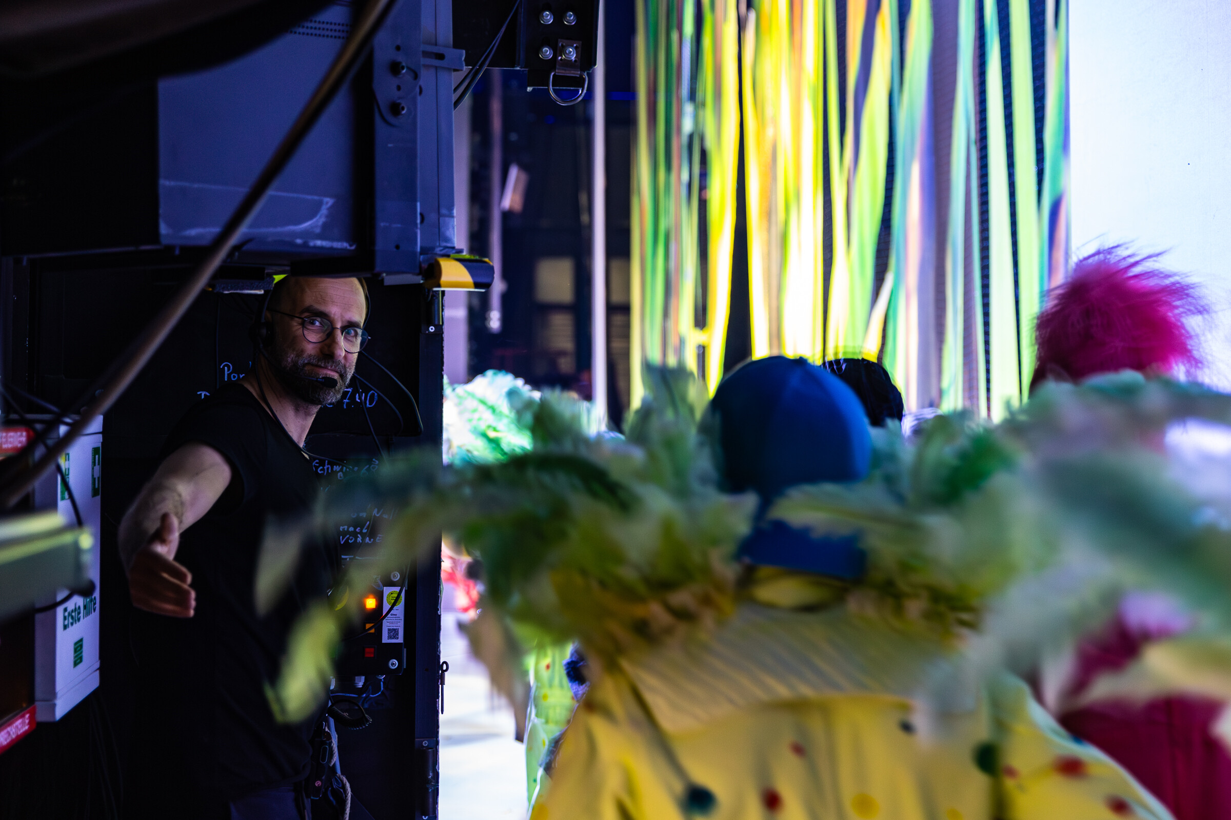 Inspizient Axel Baer am Inspizietenpult, vor ihm das Notenbuch mit Notizen der Kinderoper 'Nils Holgerssons wundersame Abenteuer'